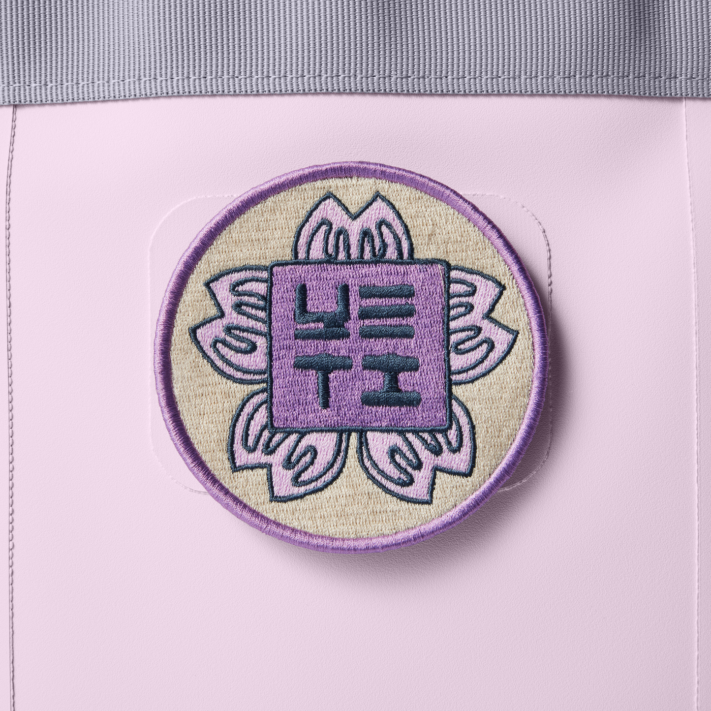 YETI YETI™ Hanko Cherry Blossom Aufnäher Cherry Blossom