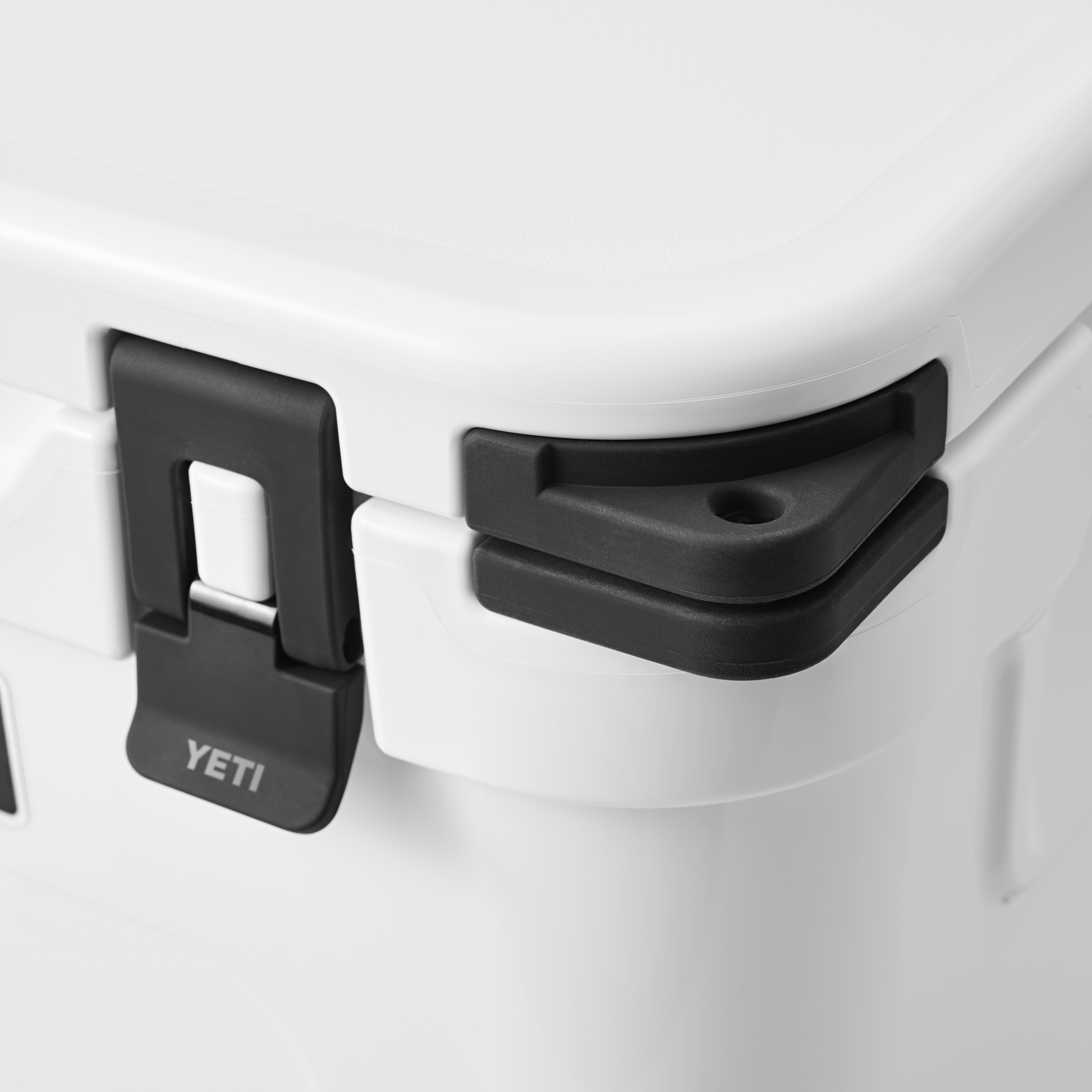 YETI Roadie®-Kühlbox auf Rädern Schlosshalterung Schwarz