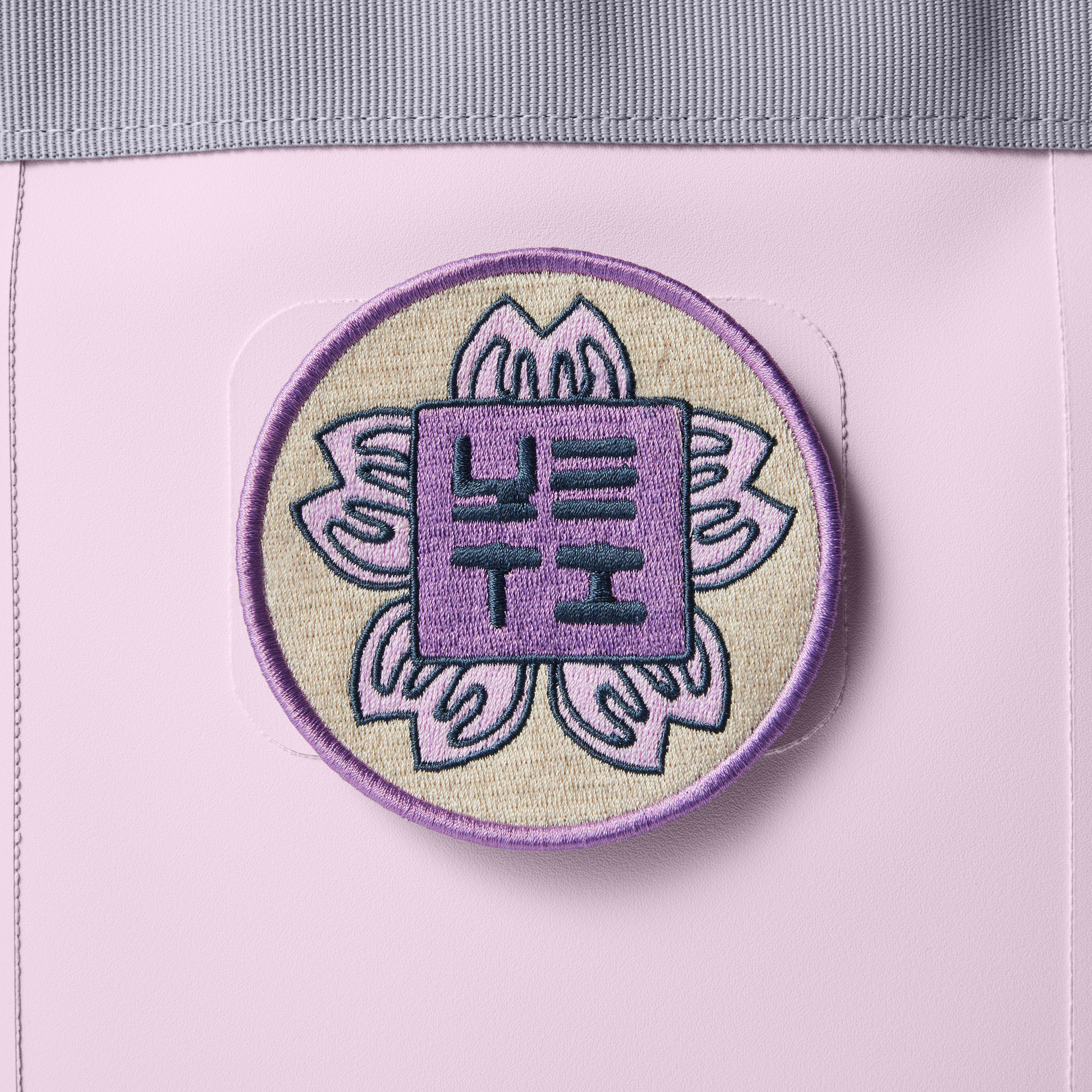 YETI YETI™ Hanko Cherry Blossom Aufnäher Cherry Blossom